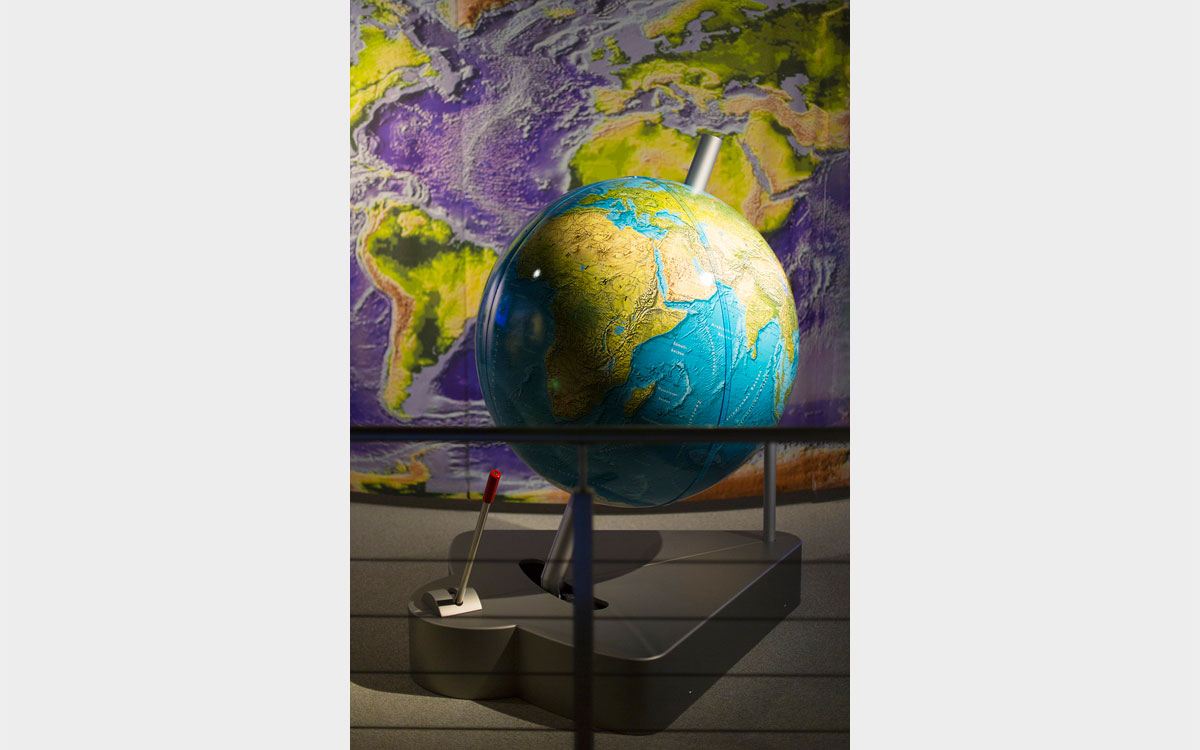 Asynchronous – IV Dosis of confirmation © Jules Spinatsch