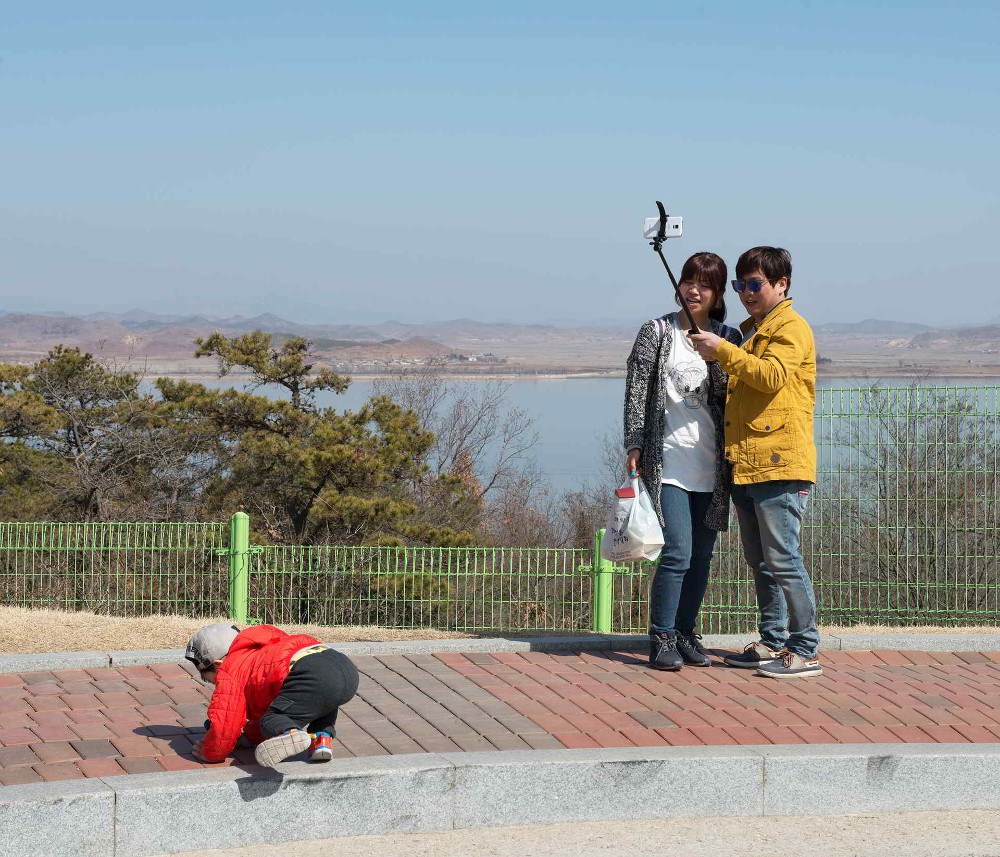 Saverio Cantoni Famiglia sudcoreana in visita all’Osservatorio di Pace di Ganghwa Isola di Ganghwa, Repubblica di Corea 2015