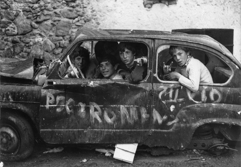 2.-Kids-in-a-wrecked-car Sergio Romagnoli, Kids in a wrecked car, Lipari © Doriana Romagnoli