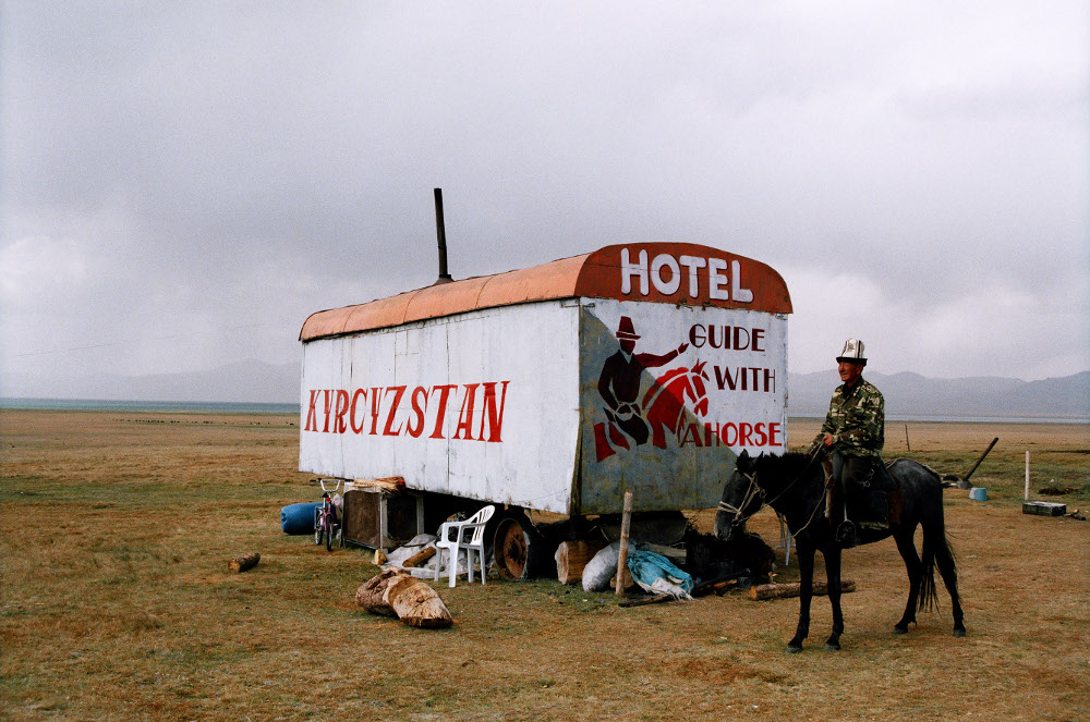 Gulnara Kasmalieva & Muratbek Djumaliev, Hotel, 2006, 60×100 cm. Courtesy Laura Bulian Gallery