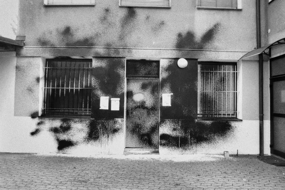 NonDiteCheSiamoPochi-6 Umberto Coa, Non dite che siamo pochi, Burgos, vernice contro consolato italiano