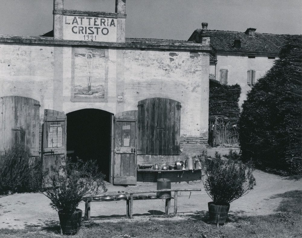 Paul Strand Latteria Cristo, Luzzara, 1953 Paul Strand Cesare Zavattini Un paese Einaudi editore, 1955 pag. 61 ©Aperture Foundation Inc., Paul Strand Archive