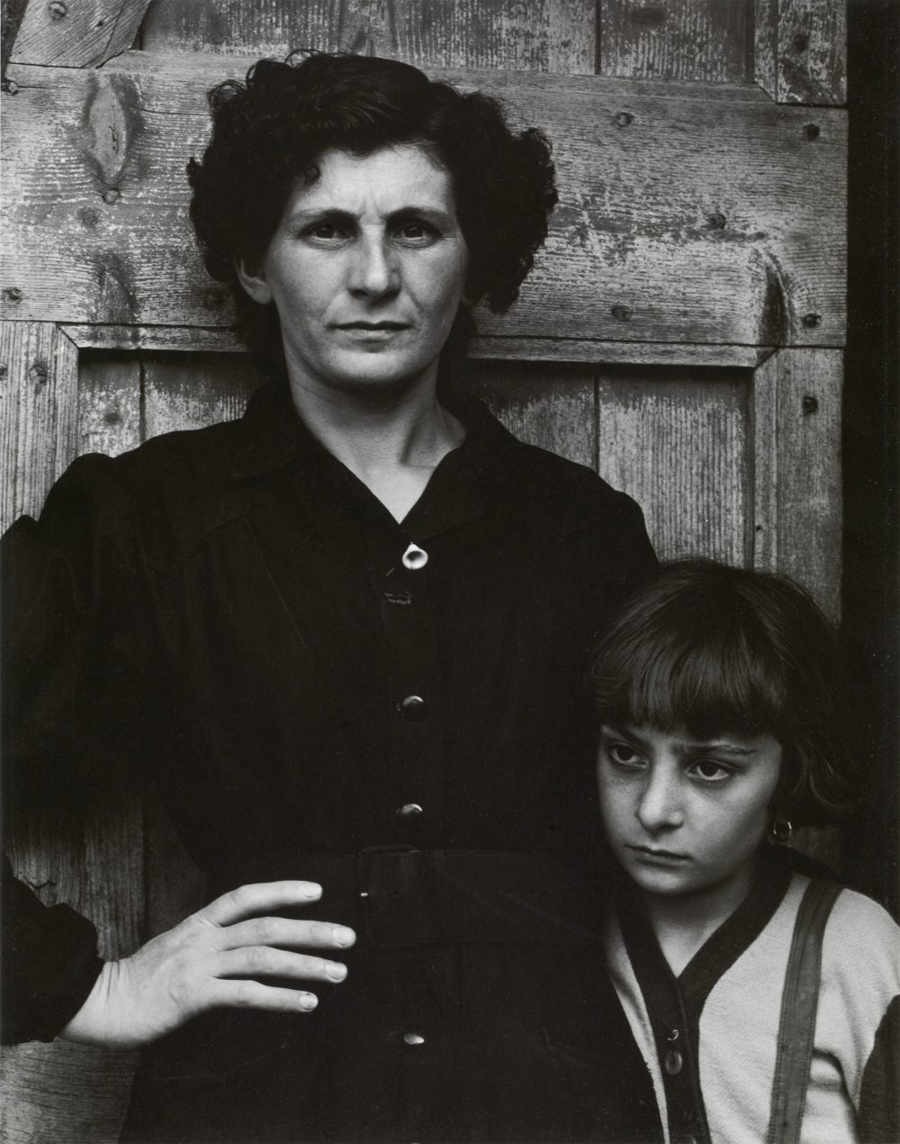 Paul-Strand-Un-paese_pag-97_La-portaletterebassa Paul Strand The Post mistress, Luzzara Paul Strand Cesare Zavattini Un paese Einaudi editore, 1955 pag. 97 Colecciones FUNDACIÓN MAPFRE © Fernando Maquieira, 2017 ©Aperture Foundation Inc., Paul Strand Archive